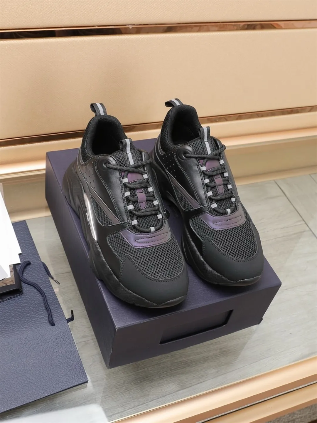 Men's shoes 💰P460💰【Dior】Dior✨ is online at the same time👏 This casual sneaker is a new product in the series and continues Di*r's classic style. The upper is made of original mesh and cow leather, with a two-color textured outsole, and the brand's iconic details on the rear collar and heel to enhance the style. Fashionable and versatile. Wear it with jeans or slacks for a casual look. Size: 38-44 (45 customized)